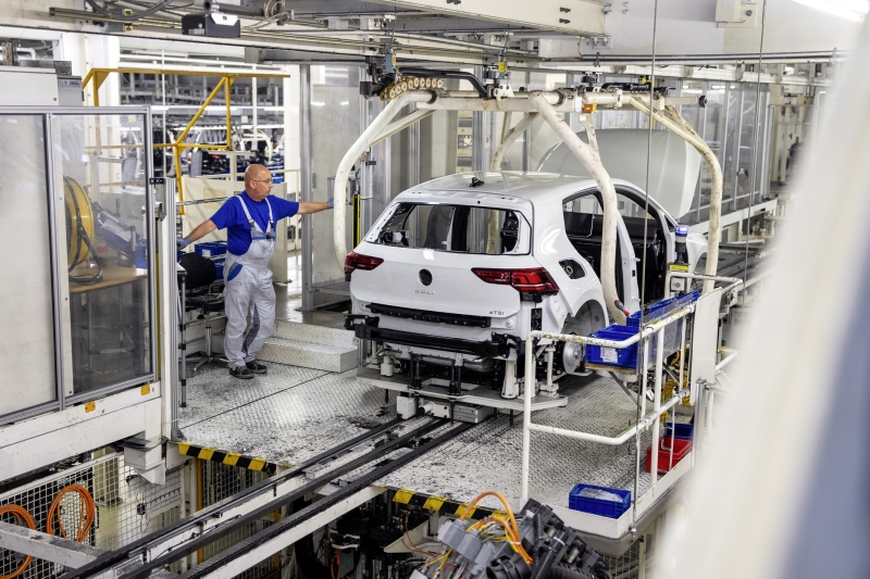 Volkswagen откладывает запуск электрического Golf: денег не хватает, рабочие стонут