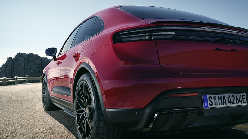 Porsche Macan EV обзавёлся драйверской версией GTS: заниженная подвеска и яркий декор
