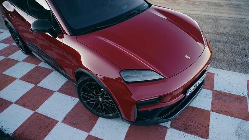 Porsche Macan EV обзавёлся драйверской версией GTS: заниженная подвеска и яркий декор